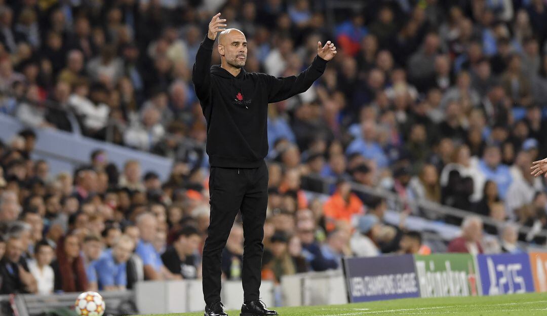 Pep Guardiola dirigiendo al Manchester City en 2021