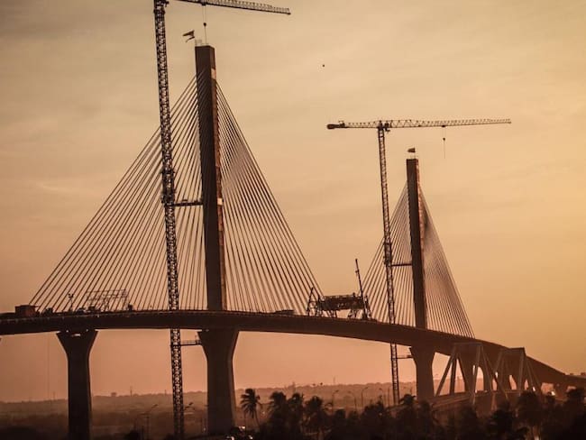 El desmovilizado que ayuda a construir el nuevo Puente Pumarejo