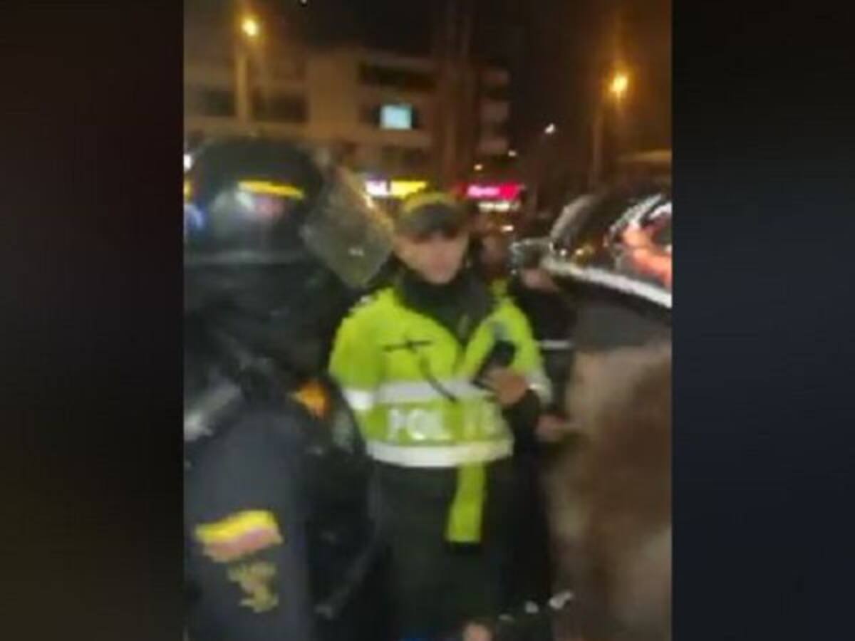 Choque entre estudiantes y ESMAD en almacén Exito de Bogotá