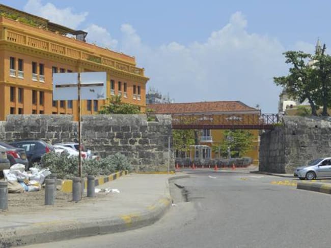 Se inician obras para frenar parqueo de vehículos junto a murallas de Cartagena