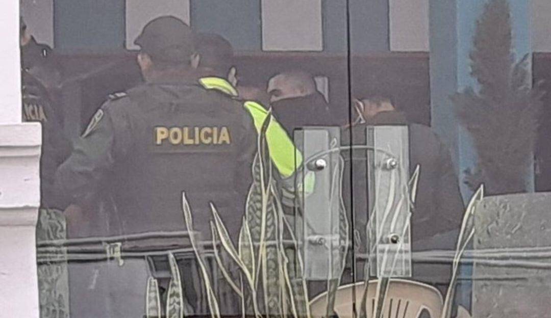 Policías al ainterior de la institución