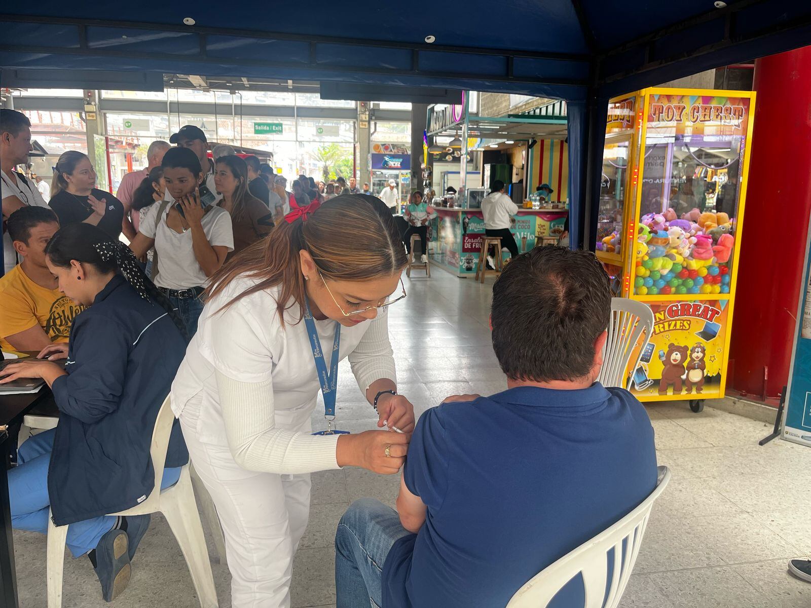 Aplicación de vacunas en la Terminal de Transportes de Manizales