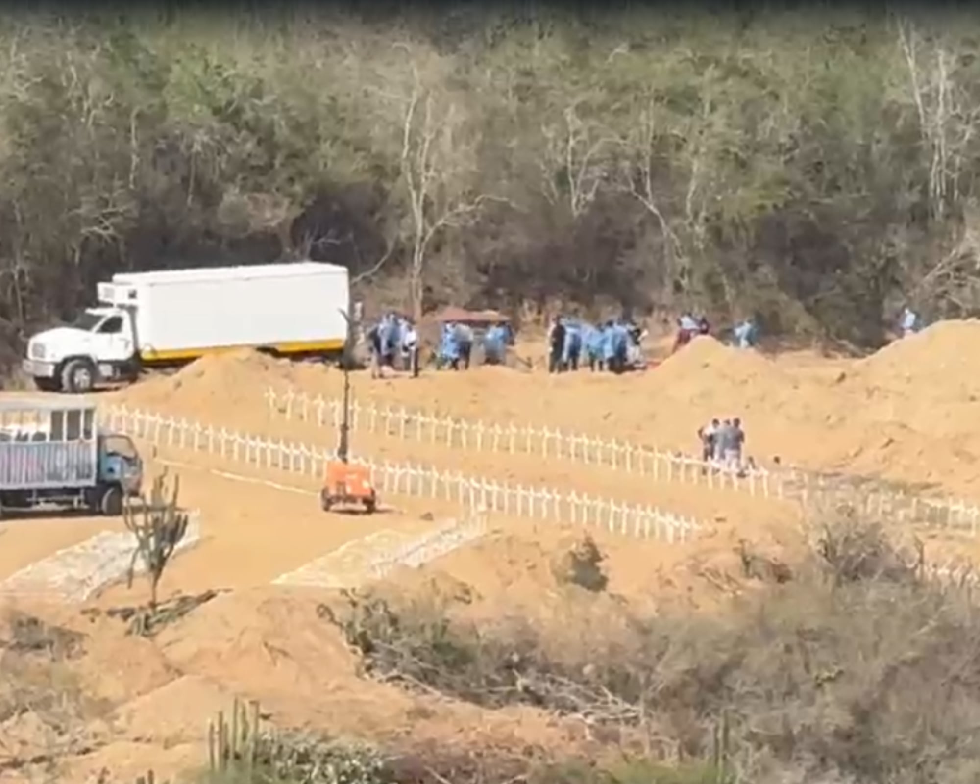 Las personas que no han sido identificadas ni buscadas tras su muerte están siendo sepultadas en un cementerio municipal de La Guaira. 
(Foto:   Caracol Radio )