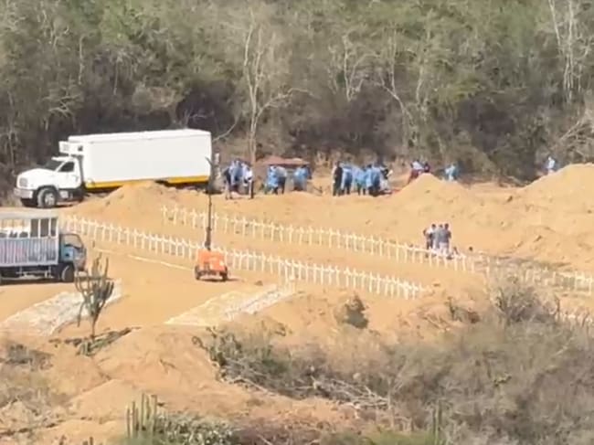 Las personas que no han sido identificadas ni buscadas tras su muerte están siendo sepultadas en un cementerio municipal de La Guaira.
(Foto: Caracol Radio )