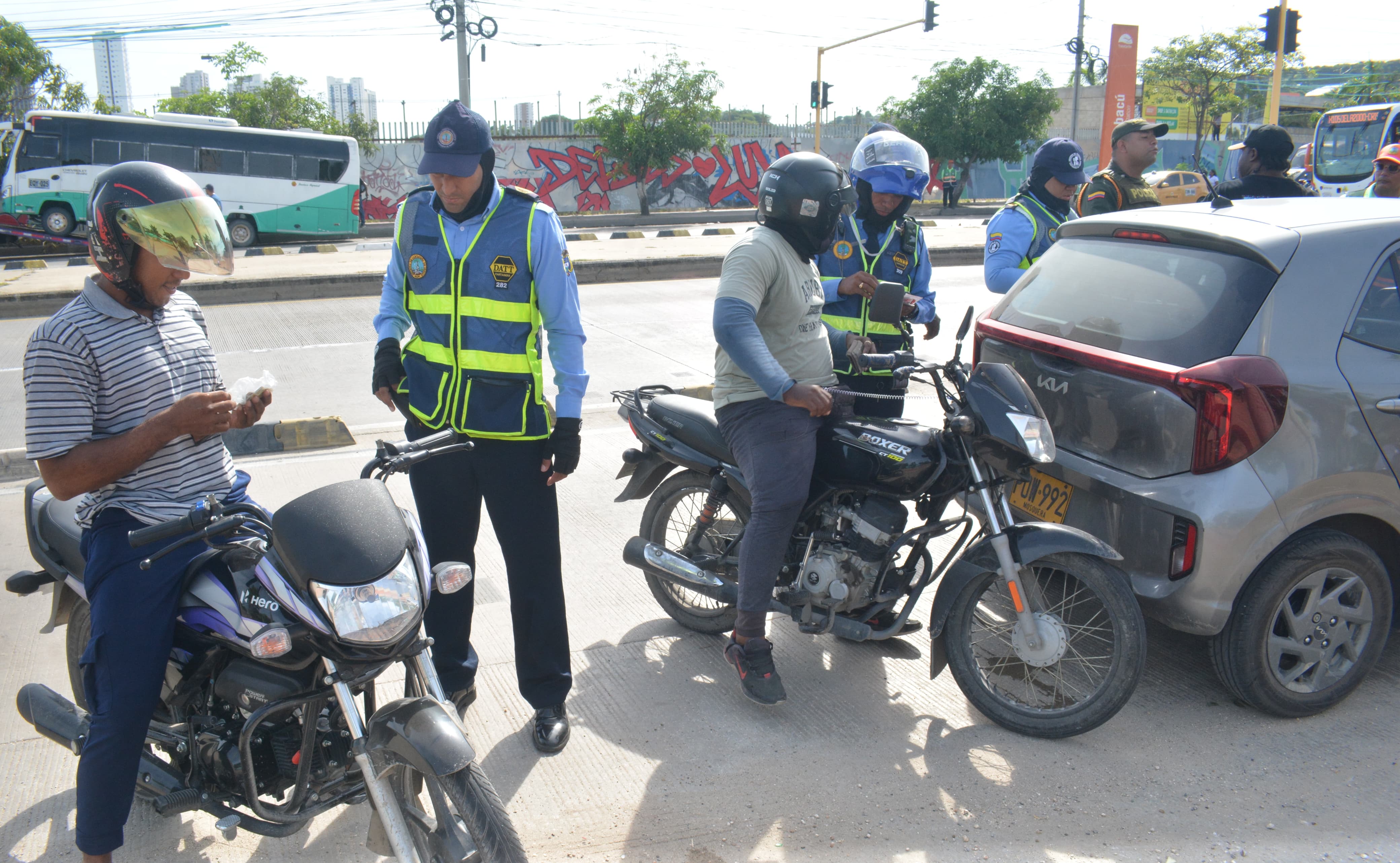 100 motocicletas y 5 vehículos inmovilizados en operativos en carril exclusivo de solo bus