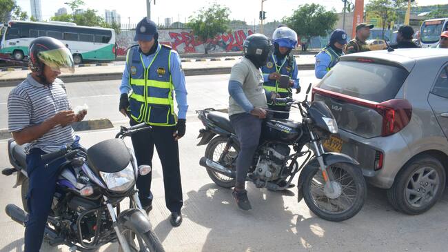 100 motocicletas y 5 vehículos inmovilizados en operativos en carril exclusivo de solo bus