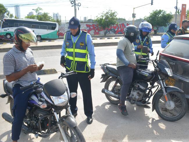 100 motocicletas y 5 vehículos inmovilizados en operativos en carril exclusivo de solo bus