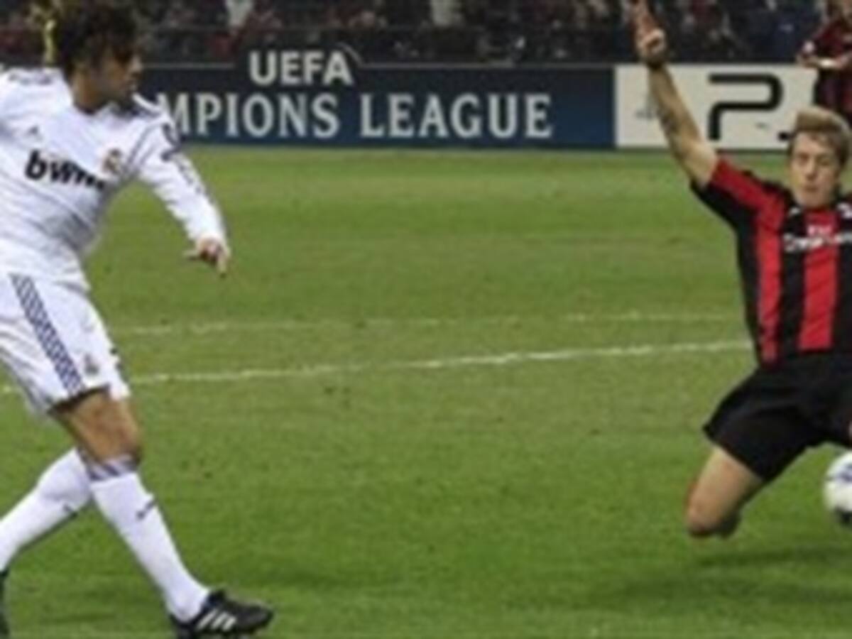 Pedro León pone al Madrid en los octavos de final tras el empate 2-2 ante el Milán