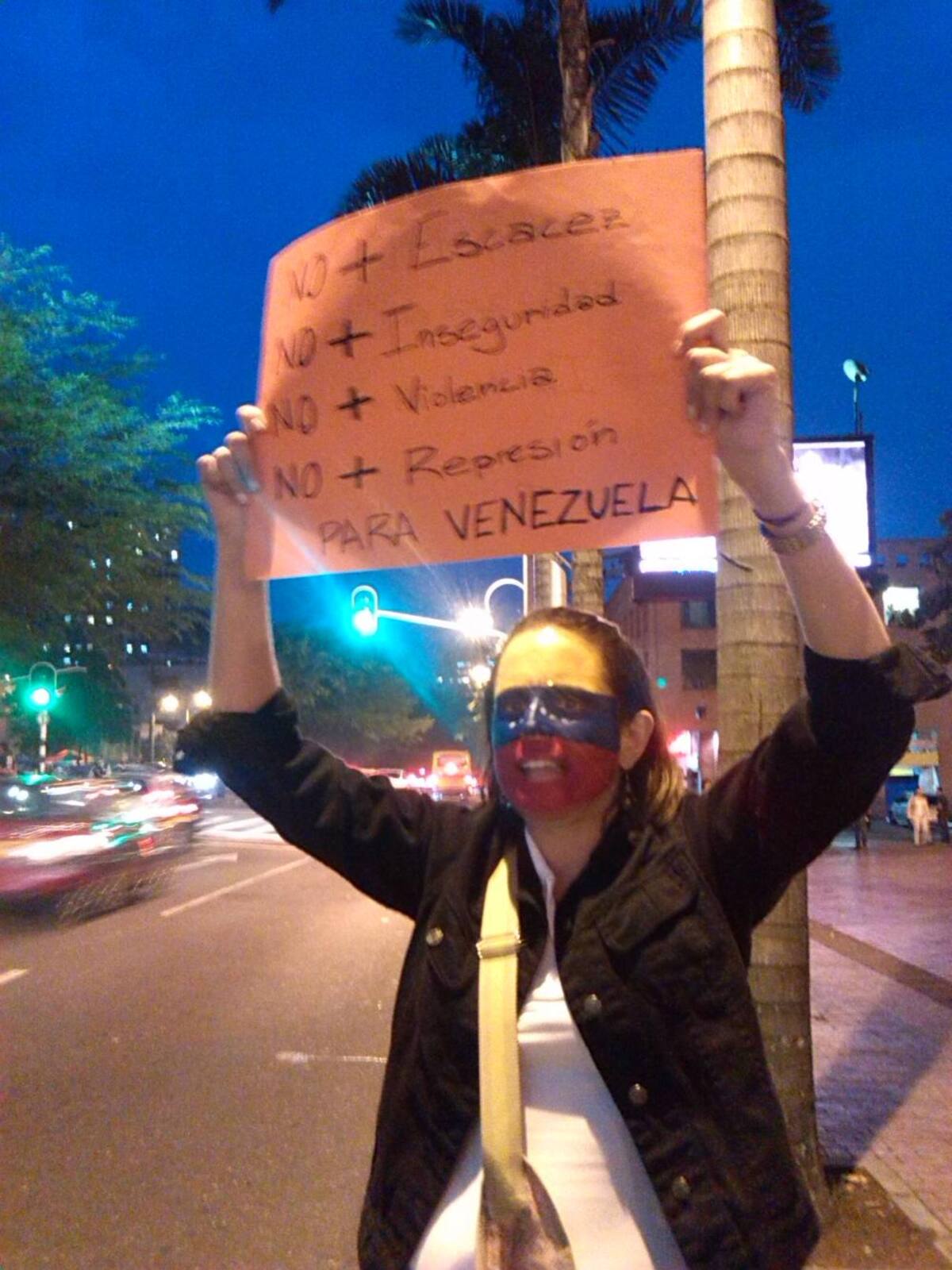 Decenas de venezolanos y colombianos que los apoyaban se manifestaron con pancartas en contra del Gobierno de Nicolás Maduro.