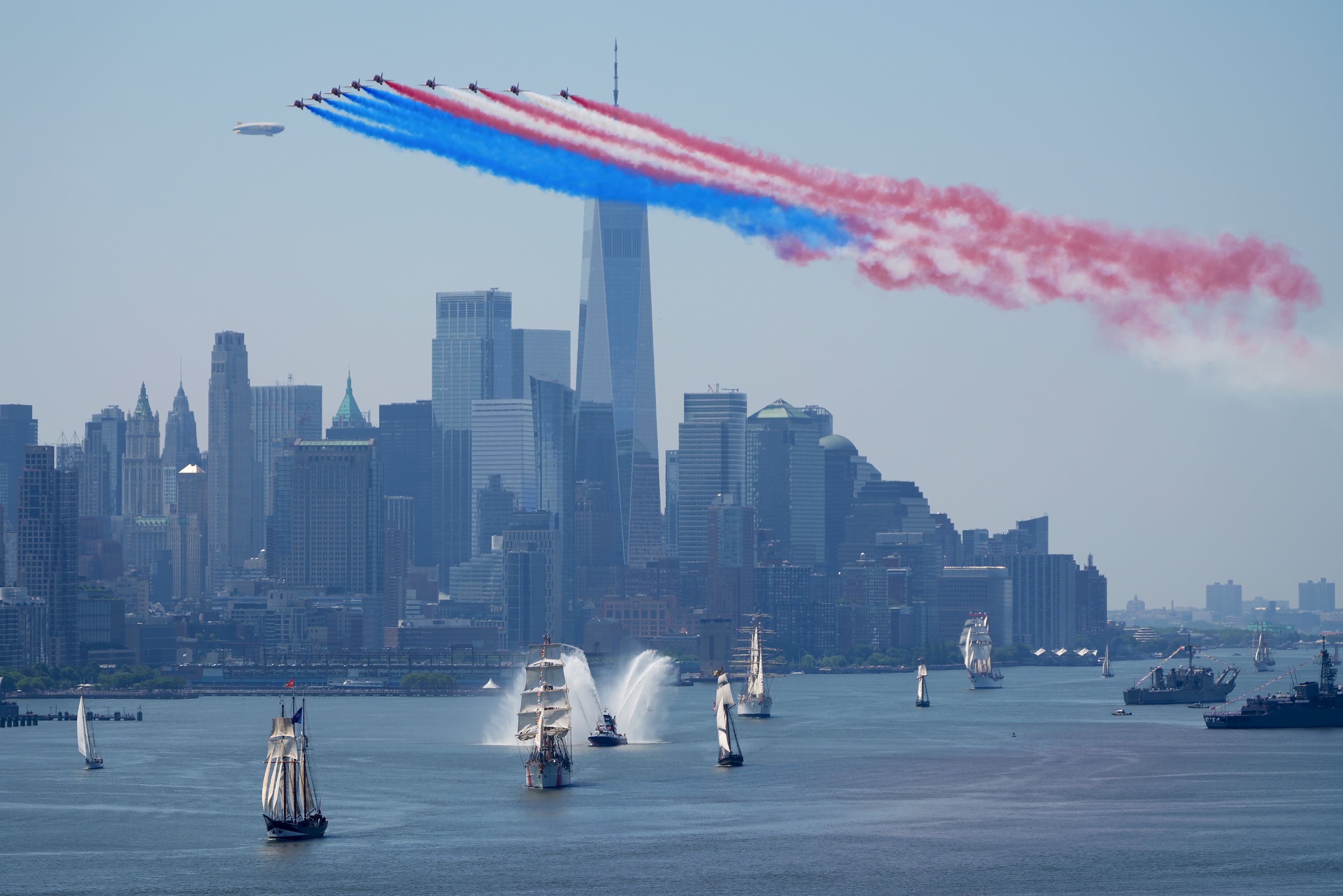 Unas aeronaves dejan estelas de humo de colores sobre Manhattan mientras una flota de embarcaciones y buques de guerra de varios países navega por el río Hudson el 4 de julio de 2026 en la ciudad de Nueva York.
(Foto:   Liao Pan/China News Service/VCG via Getty Images)