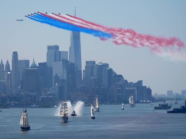 Unas aeronaves dejan estelas de humo de colores sobre Manhattan mientras una flota de embarcaciones y buques de guerra de varios países navega por el río Hudson el 4 de julio de 2026 en la ciudad de Nueva York.
(Foto: Liao Pan/China News Service/VCG via Getty Images)