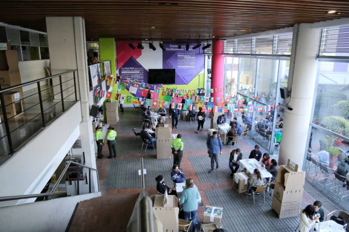 Los electora asisten desde temprano a votar.