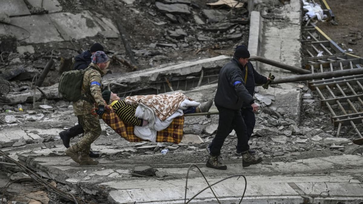 67 víctimas de ataques rusos fueron enterradas en fosa común cerca a Kiev