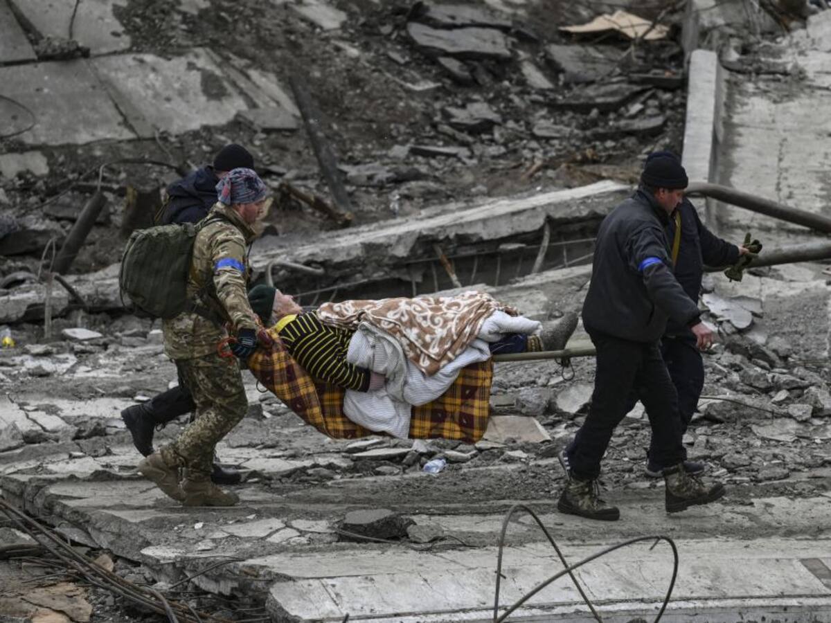 67 víctimas de ataques rusos fueron enterradas en fosa común cerca a Kiev