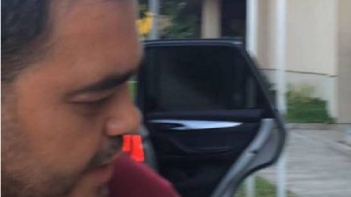 Ciudadano mal parqueado agrede a agente de tránsito y periodista