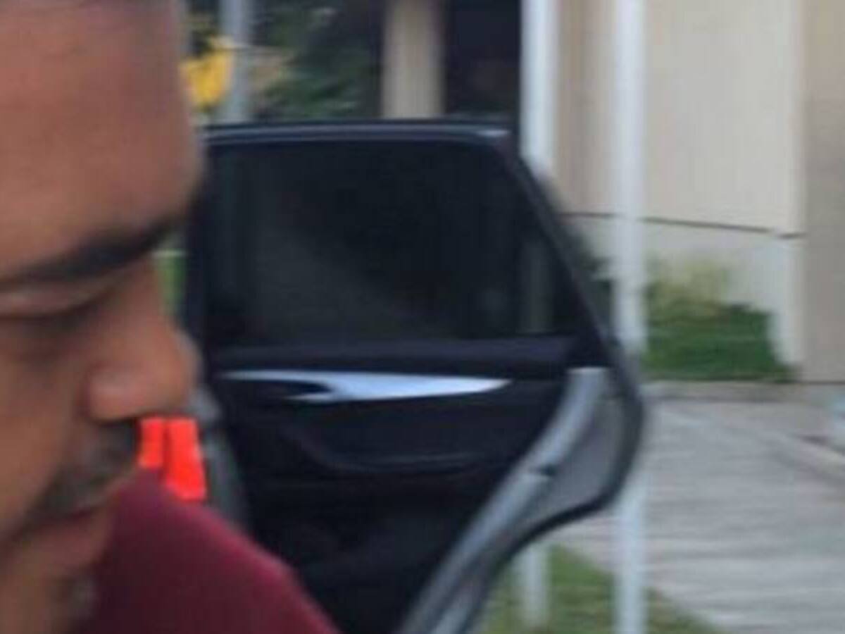 Ciudadano mal parqueado agrede a agente de tránsito y periodista