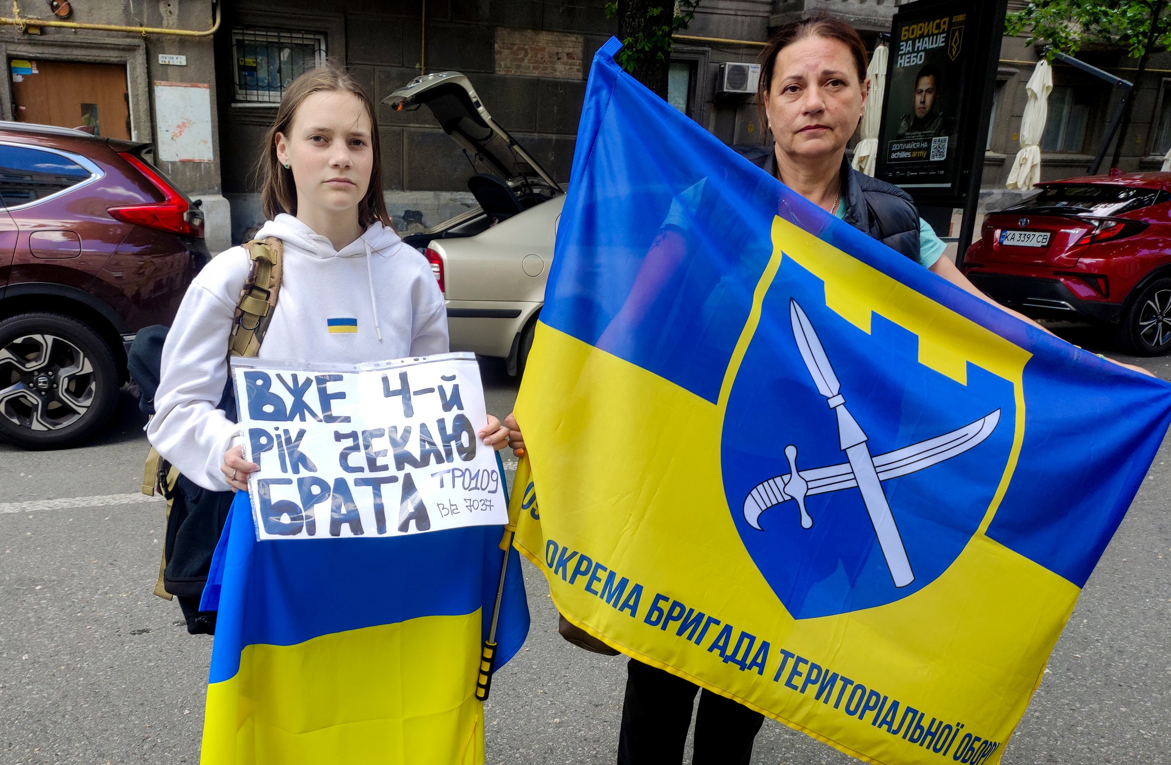KIEV, 20/05/2025.-Svitlana y su hija Olena durante una manifestación en Kiev para pedir el retorno de los prieioneros de guerra ucranianos. "Es ya el cuarto año esperando a mi hermano", dice la pancarta que sostiene Olena. Con motivo del tercer aniversario de la rendición ucraniana en la acerería de Azvostal en Mariúpol, decenas de familiares de los soldados capturados entonces se manifestaron este martes en Kiev para exigir su inclusión en el canje de mil prisioneros de cada bando acordado por las delegaciones de Ucrania y Rusia el viernes pasado en Estambul.Esperamos que entren en el intercambio todos los integrantes del 74º Batallón Separado de Reconocimiento, dice a EFE durante la marcha Olena Gólubova, cuyo marido, Mikola, pertenece a ese componente de la inteligencia militar ucraniana y fue hecho prisionero un día como hoy de 2022 después de la caída del puerto del mar de Azov de Mariúpol en manos rusas.-EFE/ Marcel Gascón