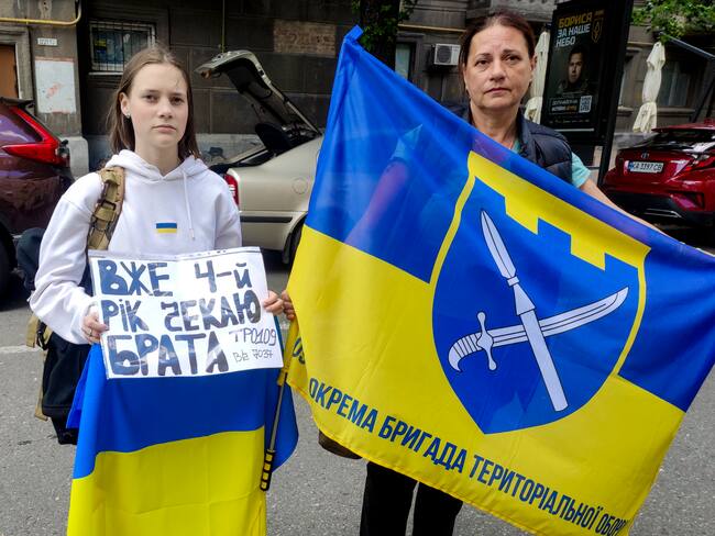 KIEV, 20/05/2025.-Svitlana y su hija Olena durante una manifestación en Kiev para pedir el retorno de los prieioneros de guerra ucranianos. "Es ya el cuarto año esperando a mi hermano", dice la pancarta que sostiene Olena. Con motivo del tercer aniversario de la rendición ucraniana en la acerería de Azvostal en Mariúpol, decenas de familiares de los soldados capturados entonces se manifestaron este martes en Kiev para exigir su inclusión en el canje de mil prisioneros de cada bando acordado por las delegaciones de Ucrania y Rusia el viernes pasado en Estambul.Esperamos que entren en el intercambio todos los integrantes del 74º Batallón Separado de Reconocimiento, dice a EFE durante la marcha Olena Gólubova, cuyo marido, Mikola, pertenece a ese componente de la inteligencia militar ucraniana y fue hecho prisionero un día como hoy de 2022 después de la caída del puerto del mar de Azov de Mariúpol en manos rusas.-EFE/ Marcel Gascón