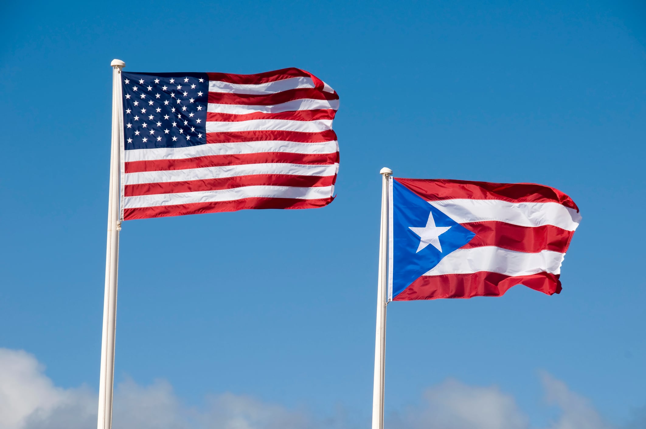 Banderas de Estados Unidos y Puerto Rico, imagen de referencia. Foto: Getty Images