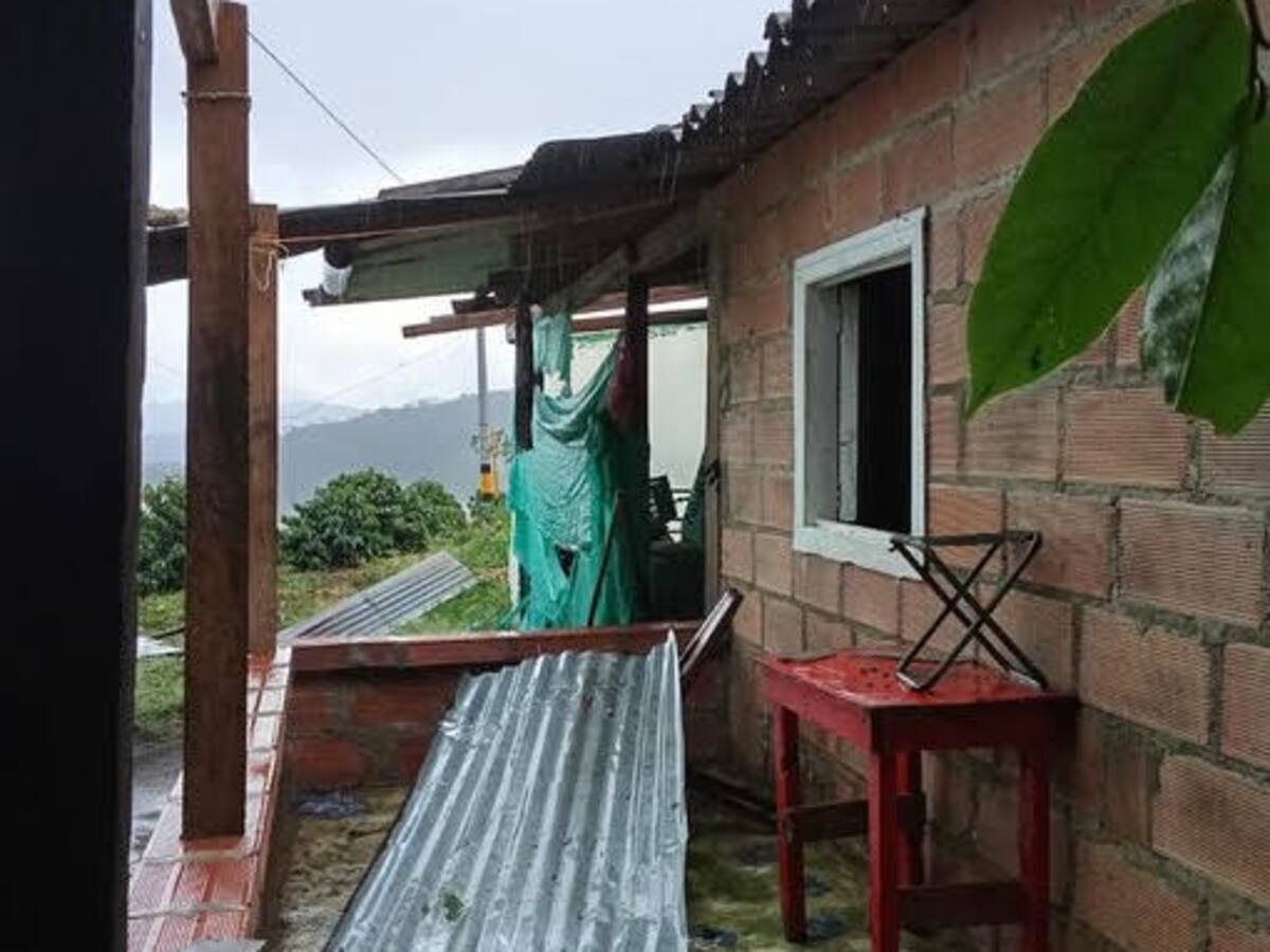 Un fuerte vendaval dejó más de cien viviendas destechadas en Betania, Antioquia