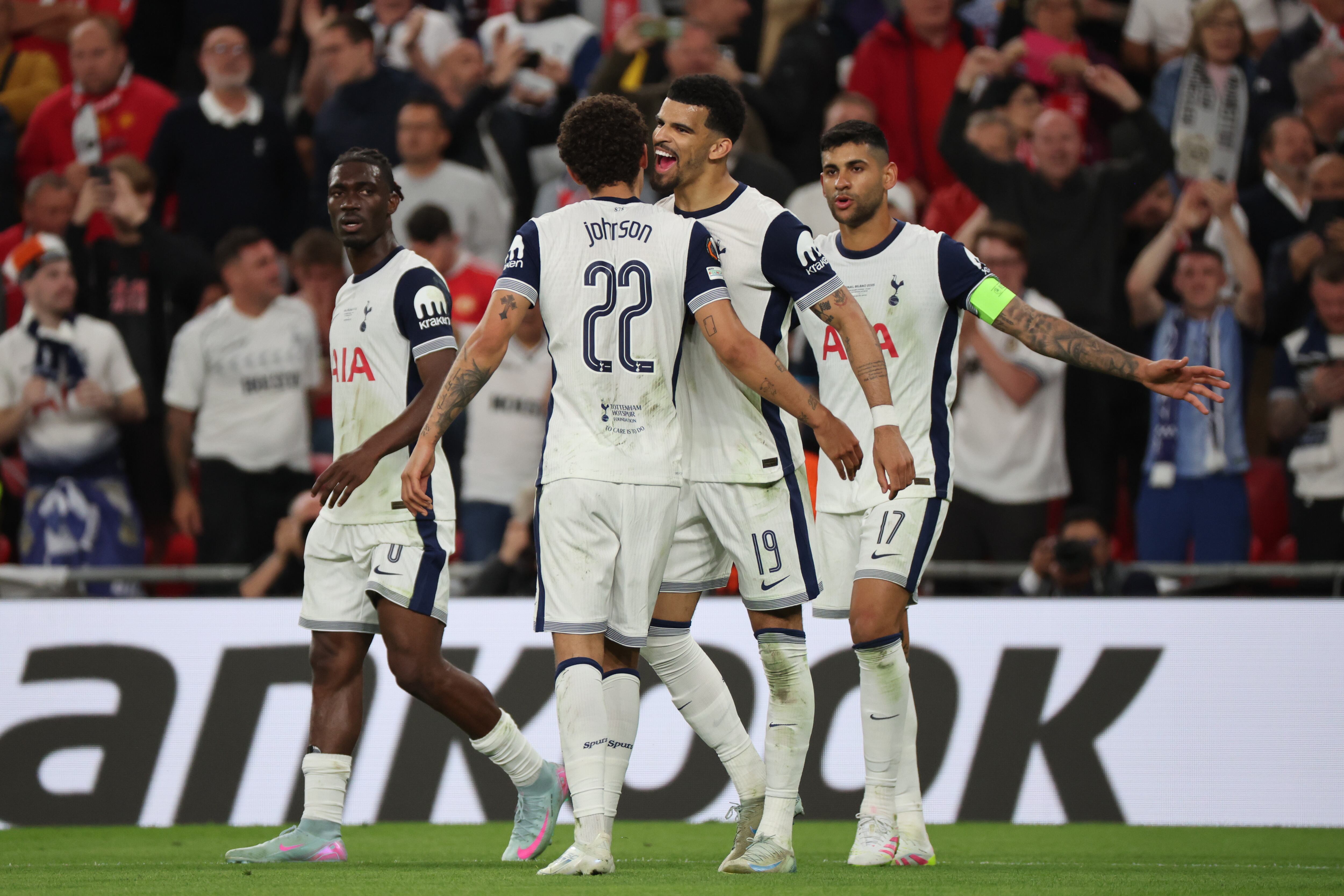 Los jugadores del Tottenham celebran tras marcar ante el Manchester, durante la final de la Liga Europa que Tottenham Hotspurs y Manchester United disputaron este miércoles 21 de mayo en el estadio de San Mamés, en Bilbao. EFE/Luis Tejido