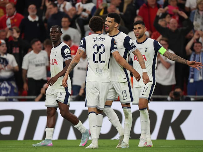 Los jugadores del Tottenham celebran tras marcar ante el Manchester, durante la final de la Liga Europa que Tottenham Hotspurs y Manchester United disputaron este miércoles 21 de mayo en el estadio de San Mamés, en Bilbao. EFE/Luis Tejido
