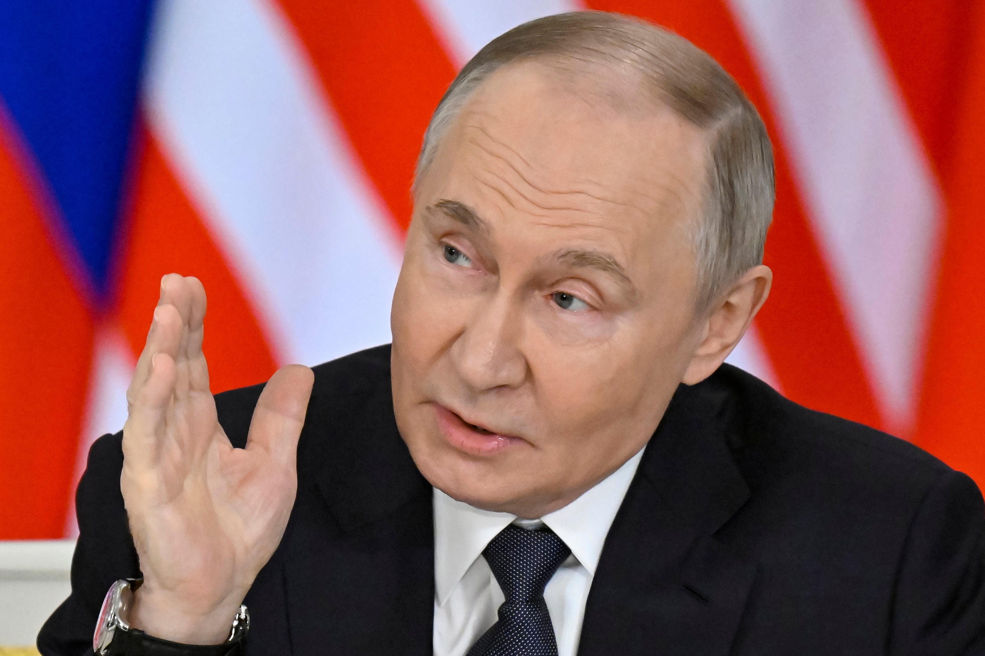 FOTODELDÍA MOSCÚ (Federación Rusa), 14/05/2025.- El presidente ruso, Vladímir Putin, habla durante una declaración conjunta a los medios de comunicación con el primer ministro de Malasia tras sus conversaciones en el Kremlin en Moscú, Rusia, este miércoles. El primer ministro malasio se encuentra de visita oficial en Moscú. EFE/ Alexander Nemenov / POOL