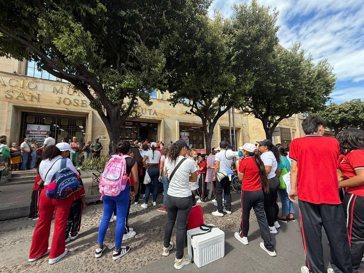 Comunidad educativa protesta frente a la Alcaldía de Cúcuta por abandono de escuela