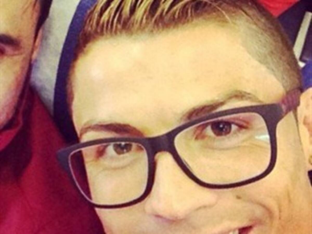 El nuevo 'look' de Cristiano Ronaldo, ahora rubio y con gafas
