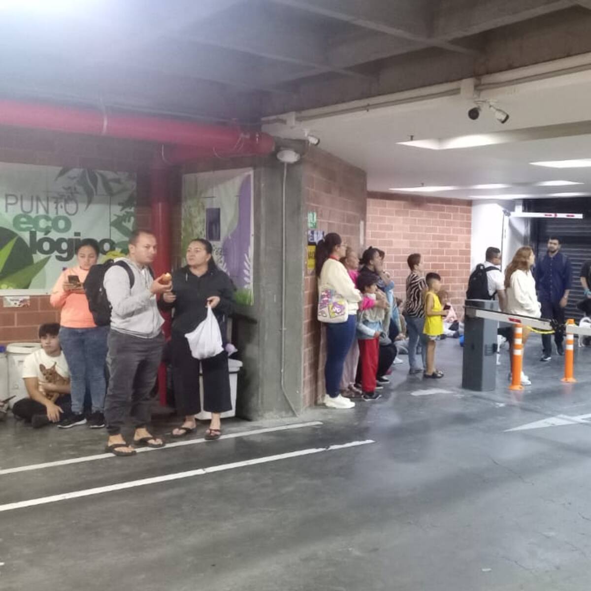 Evacuan a unas 500 personas en dos urbanizaciones de Bello por la ruptura de una red de gas