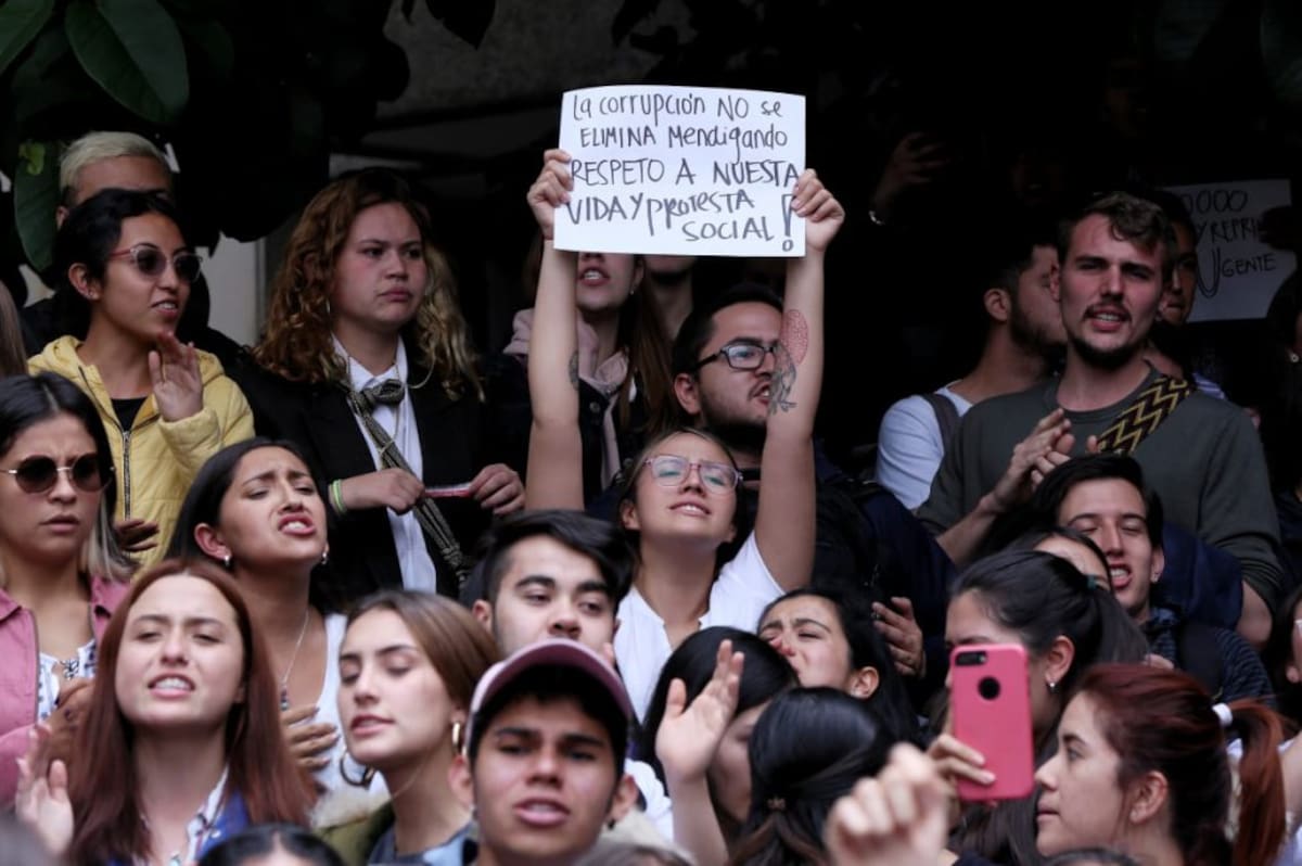 Estudiantes de la Universidad Distrital protestando en contra de la corrupción de la institución. 