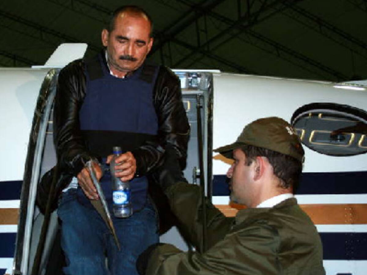 VEA EL MOMENTO EN EL QUE LOS EX JEFES PARAMILITARES SON EXTRADITADOS A LOS EEUU