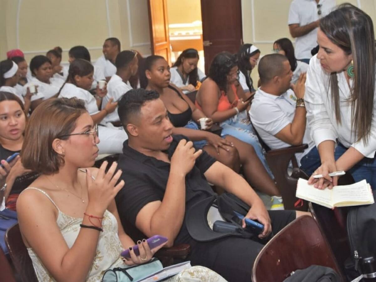 Concejal Laura Díaz comparte su proyecto de acuerdo “Mi Primer Empleo” con universitarios