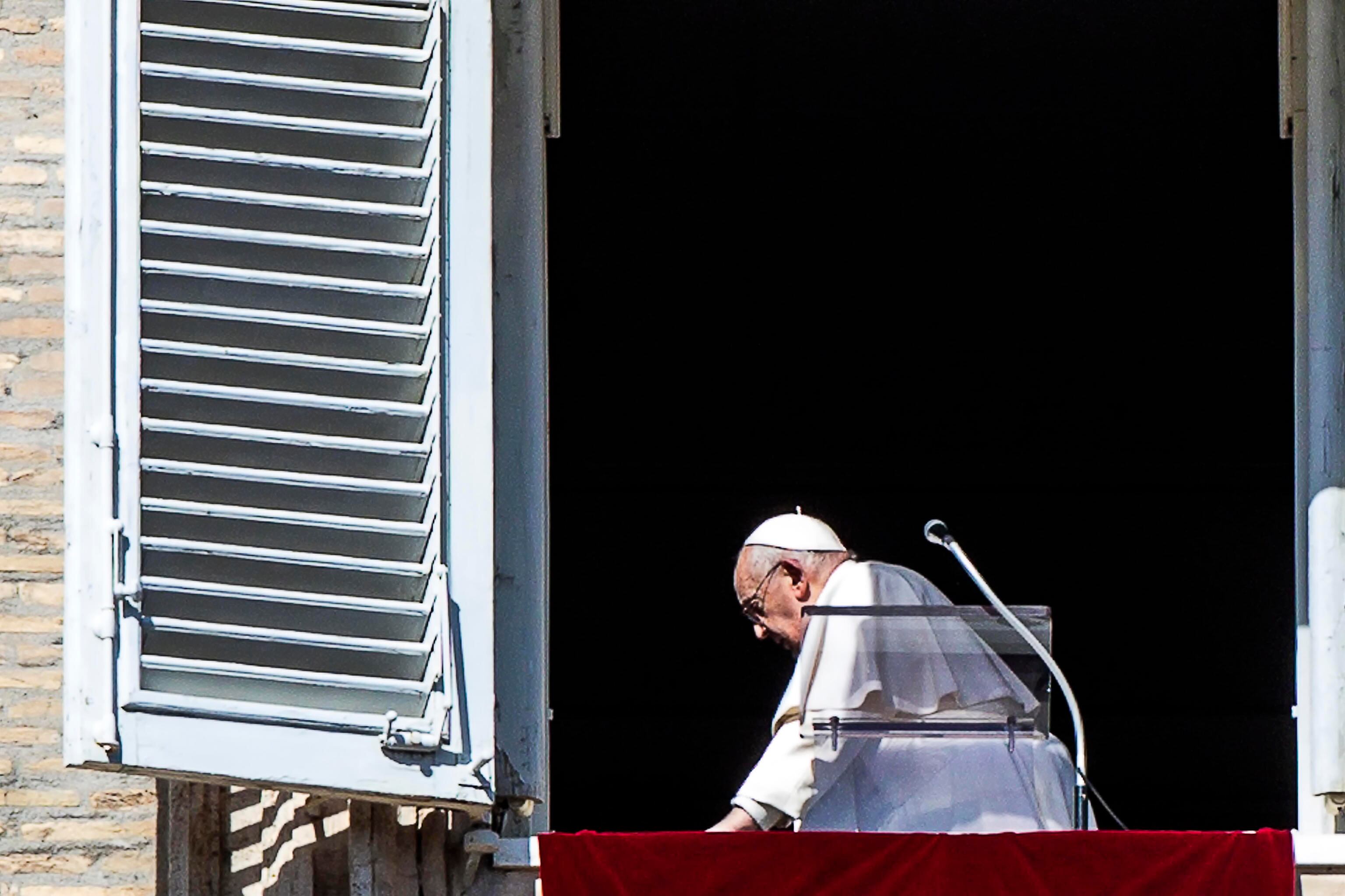 -FOTODELDÍA- CIUDAD DEL VATICANO, 25/02/2024.- El Papa Francisco dirige la oración del Ángelus desde la ventana de su despacho en la plaza de San Pedro. EFE/ANGELO CARCONI