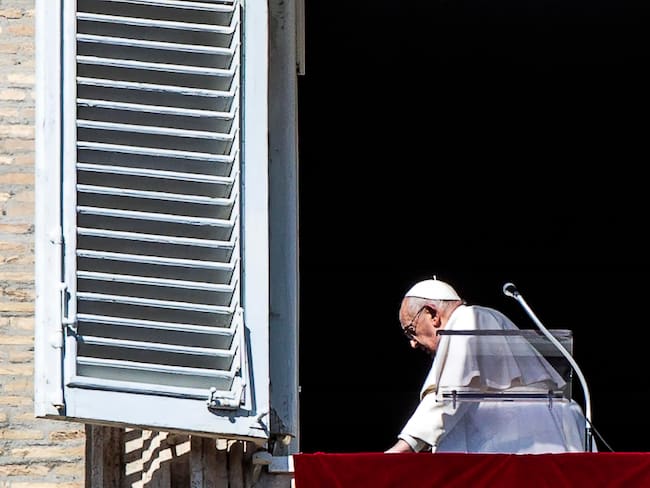 -FOTODELDÍA- CIUDAD DEL VATICANO, 25/02/2024.- El Papa Francisco dirige la oración del Ángelus desde la ventana de su despacho en la plaza de San Pedro. EFE/ANGELO CARCONI