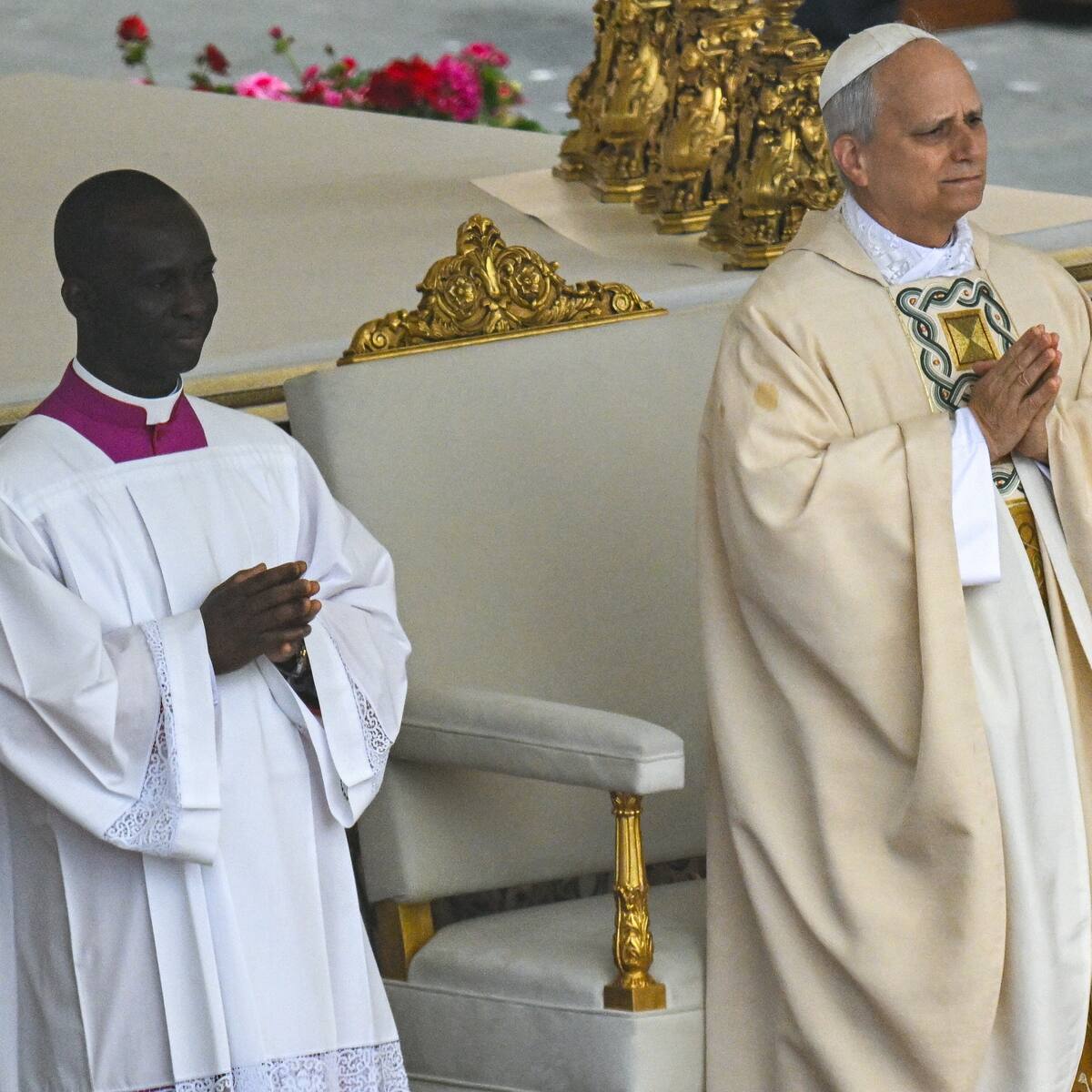 El papa León XIV recibe el palio y el Anillo del Pescador, símbolos del poder pontificio