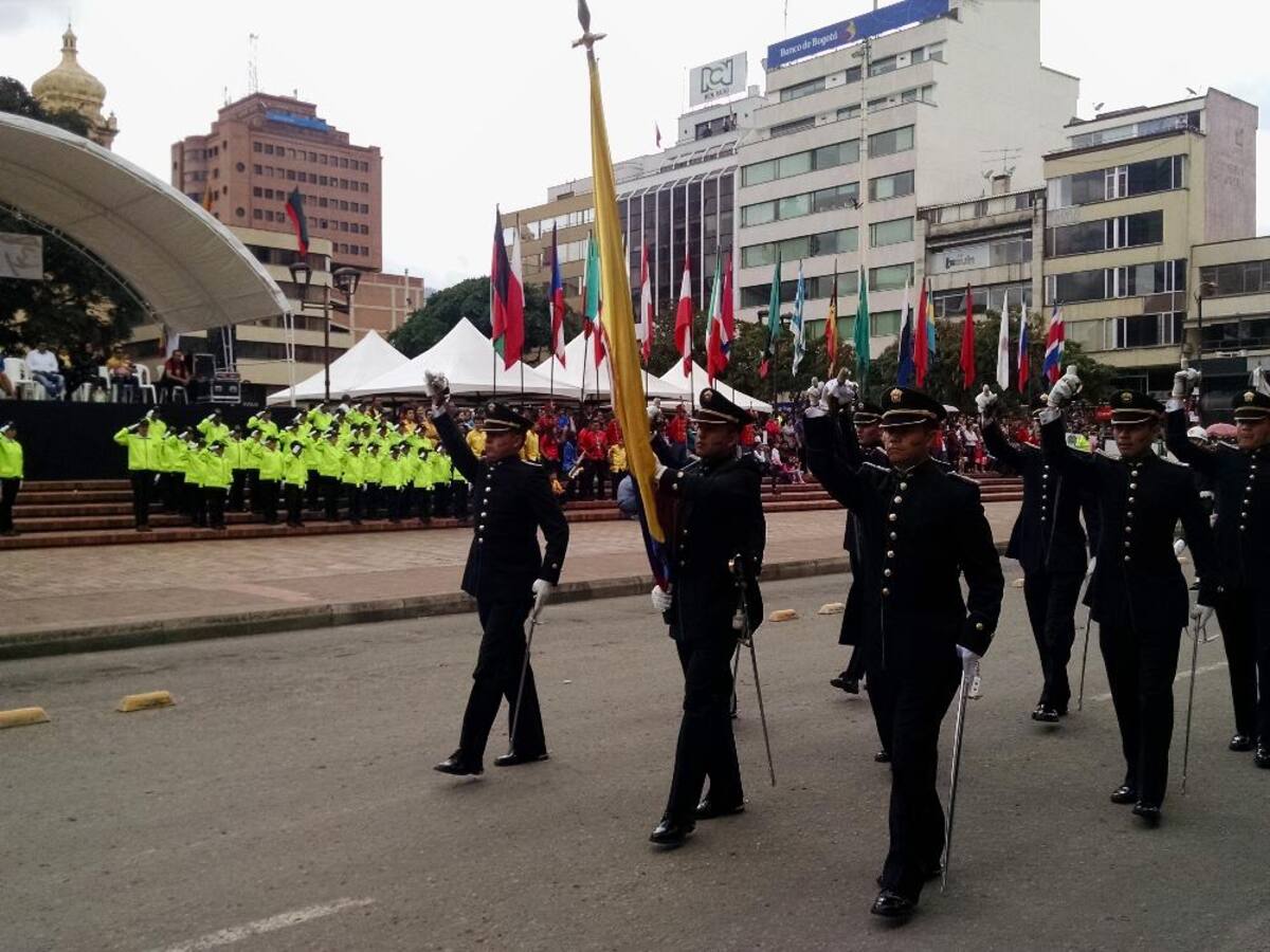 Para conmemorar el 20 de julio en el municipio se realizó un desfile militar.