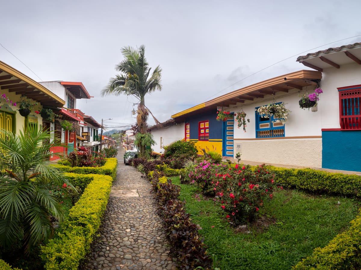 Municipio más grande Antioquia: tiene espacios naturales y tiene 3000 Km²