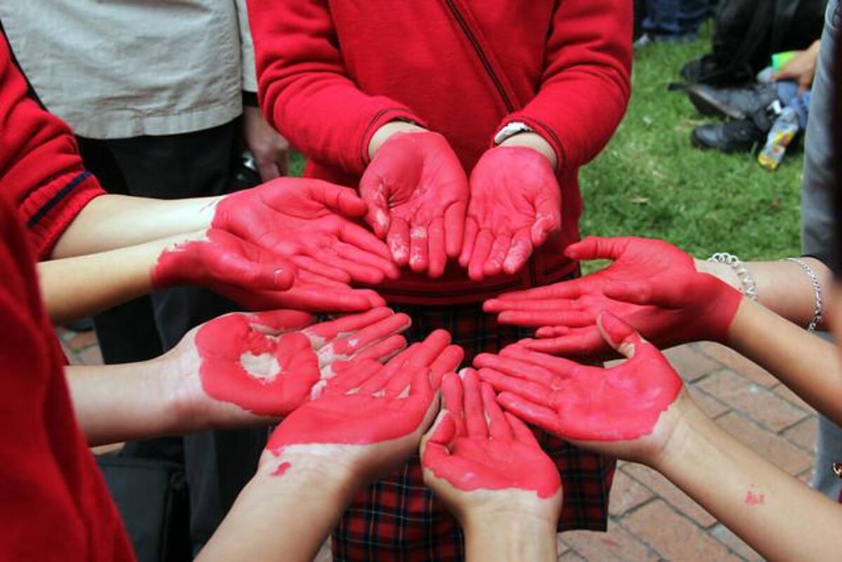Niños de colegios distritáles, realizaron un acto simbólico para protestar por la muerte de los niños en Caquetá y el caso del menor de la Vega Cundinamarca.