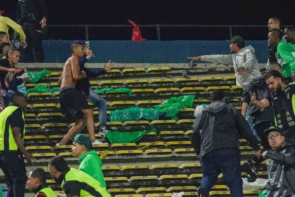 Desmanes en el Atanasio Girardot entre hinchas de Nacional y Junior. Foto: AFP