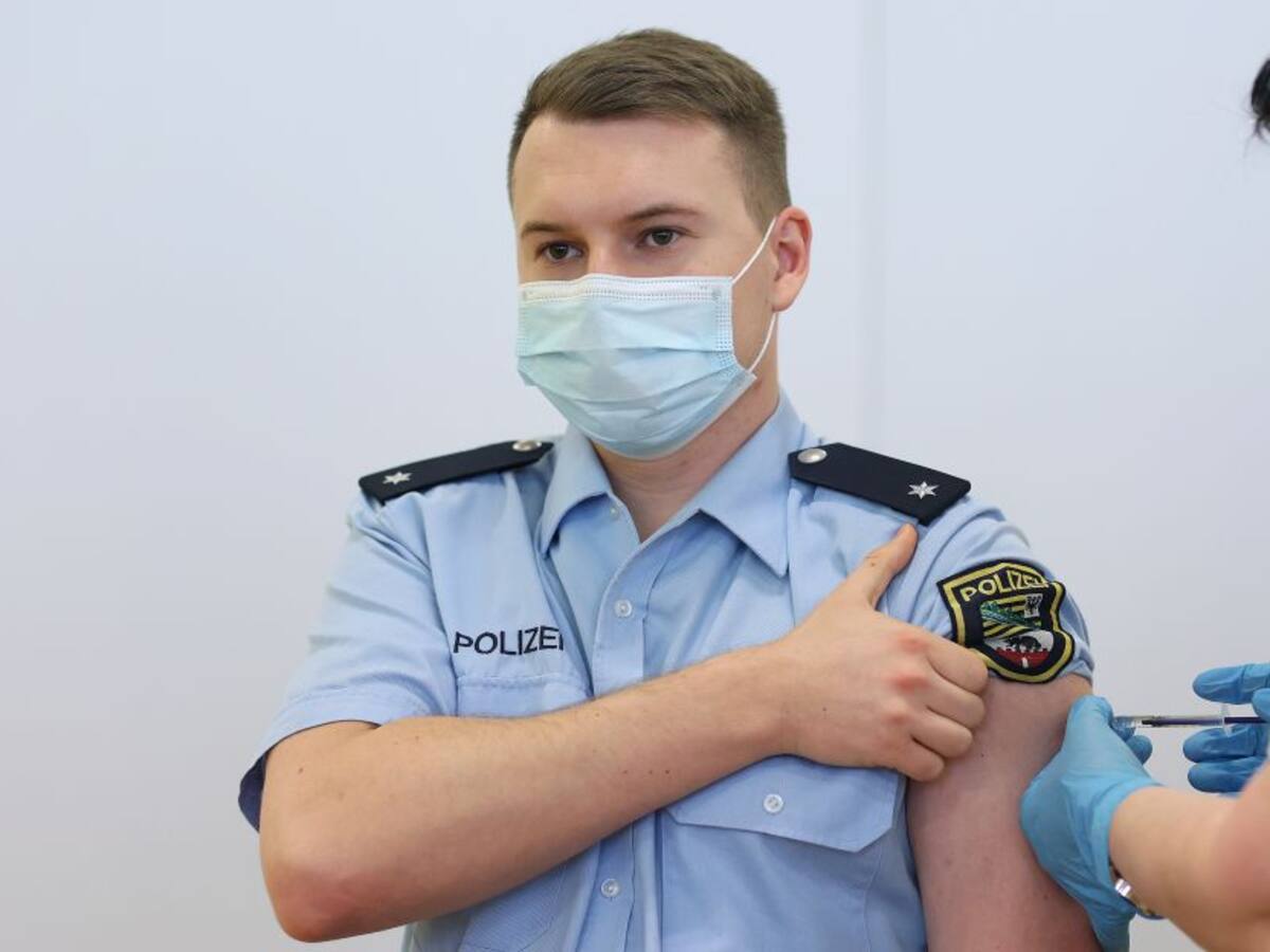 Europa aprueba vacuna de J&J, mientras más países suspenden la AstraZeneca