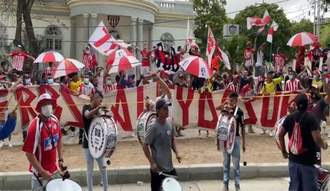 Los hinchas del Junior durante la protesta en la sede administrativa del equipo.