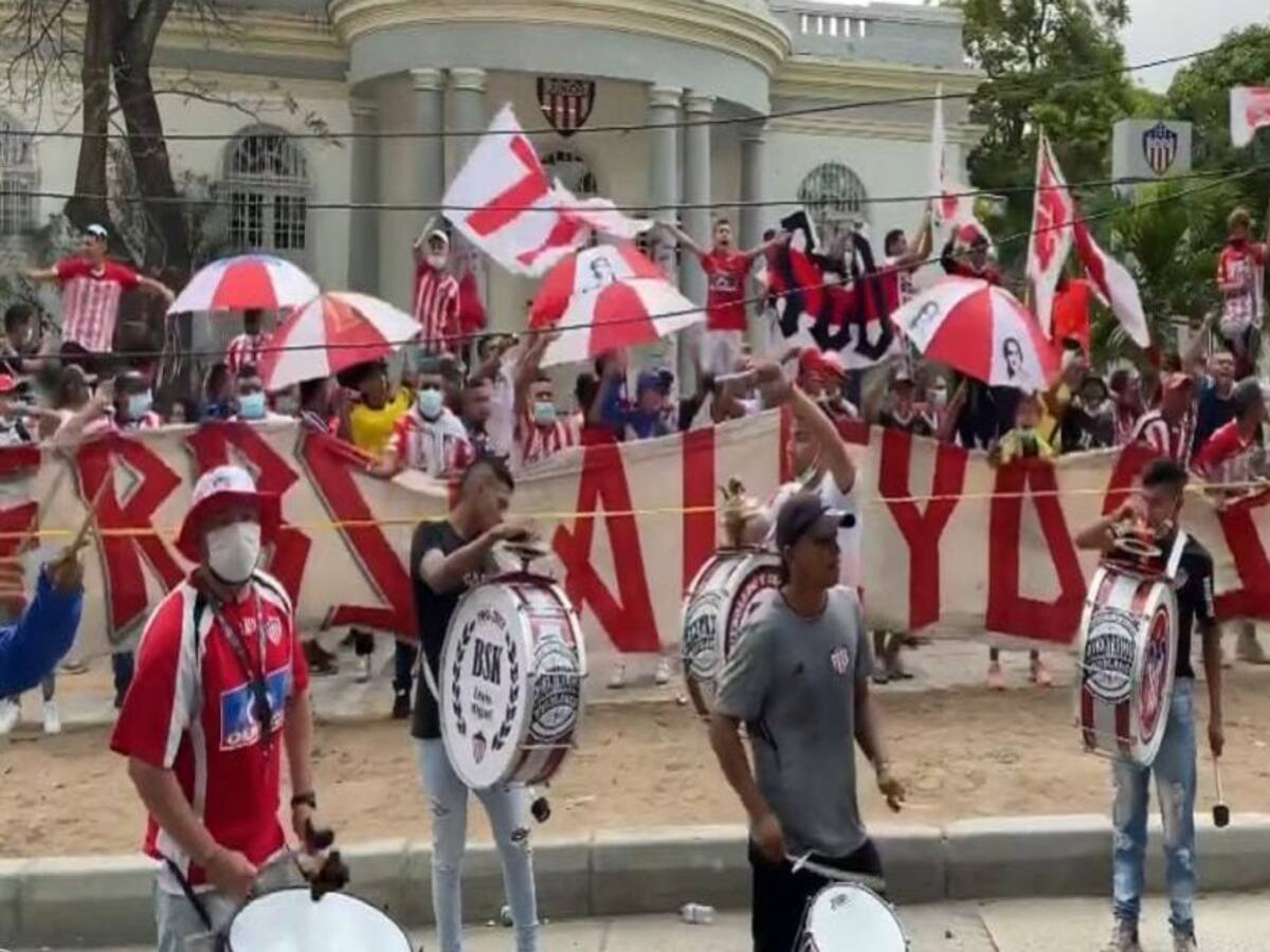 Hinchas protestan en la sede del Junior por la ida de Teófilo Gutiérrez