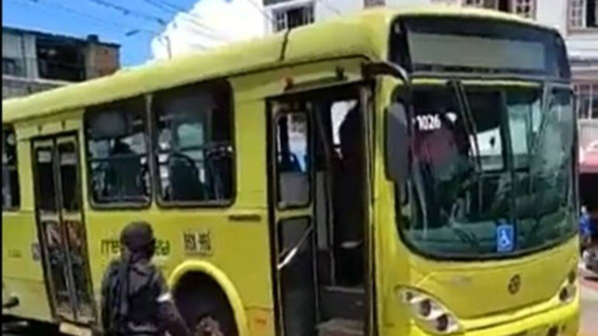 VIDEO: Encapuchados desocuparon y vandalizaron bus de Metrolínea