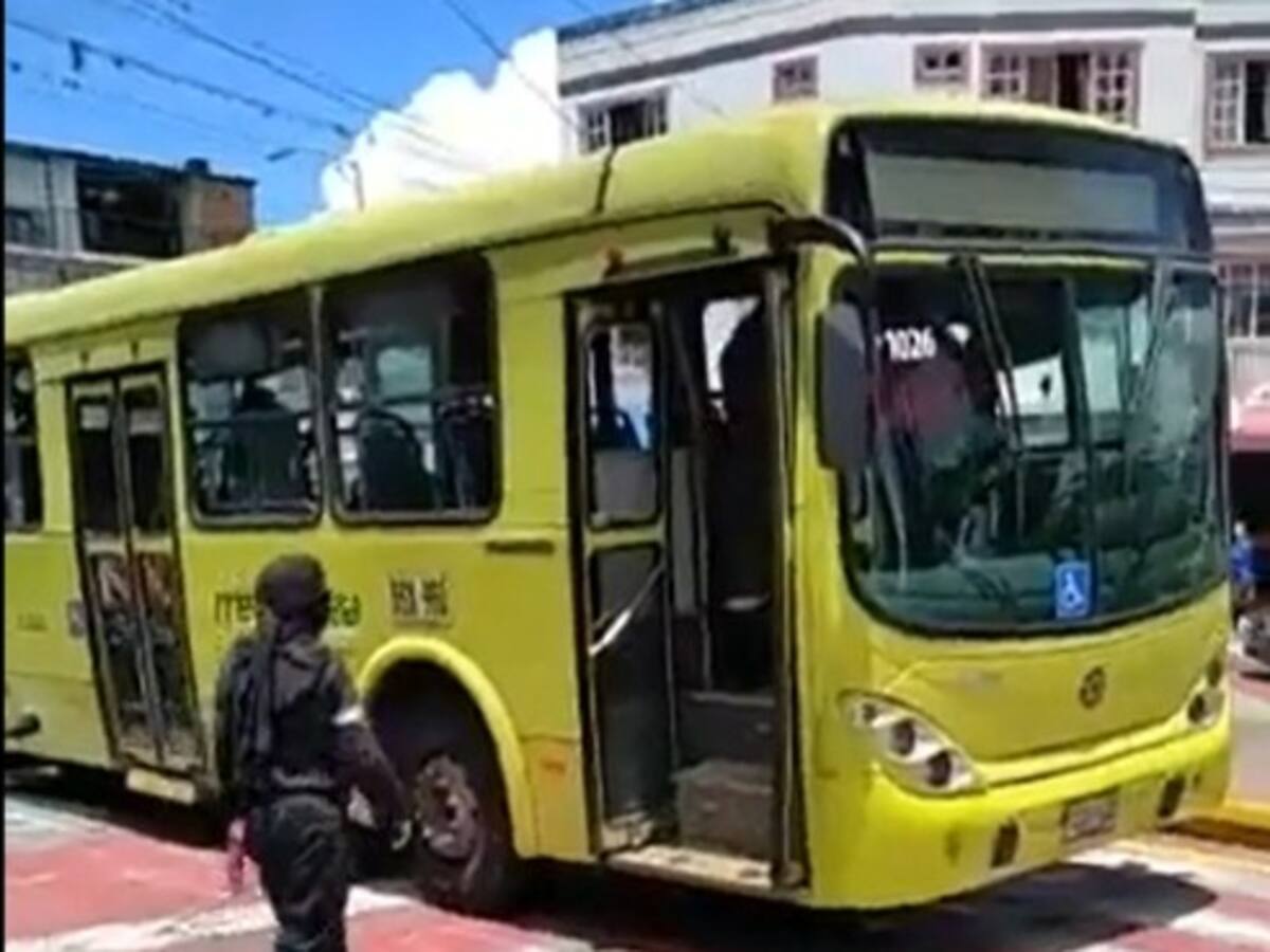 VIDEO: Encapuchados desocuparon y vandalizaron bus de Metrolínea