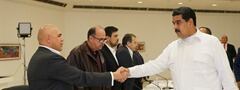 El presidente de Venezuela, Nicolas Maduro, saluda al secretario de la coalición opositora Mesa de la Unidad Democrática, Jesús Torrealba. Foto: Colprensa.