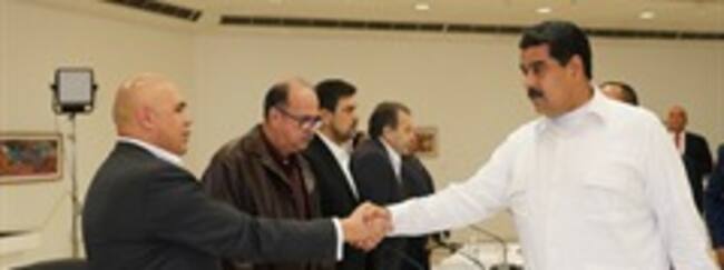 El presidente de Venezuela, Nicolas Maduro, saluda al secretario de la coalición opositora Mesa de la Unidad Democrática, Jesús Torrealba. Foto: Colprensa.