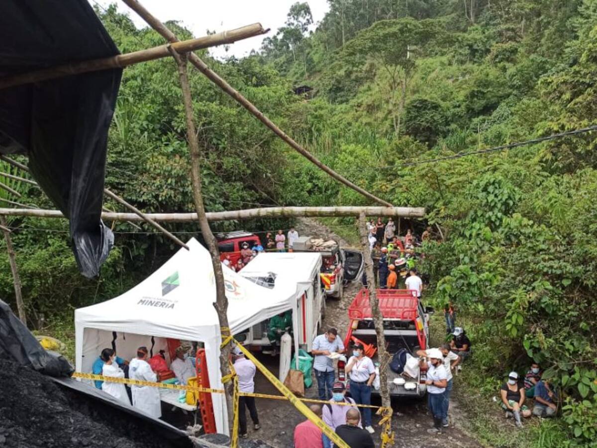 Rescatan con vida a los 5 mineros atrapados en socavón en Amagá