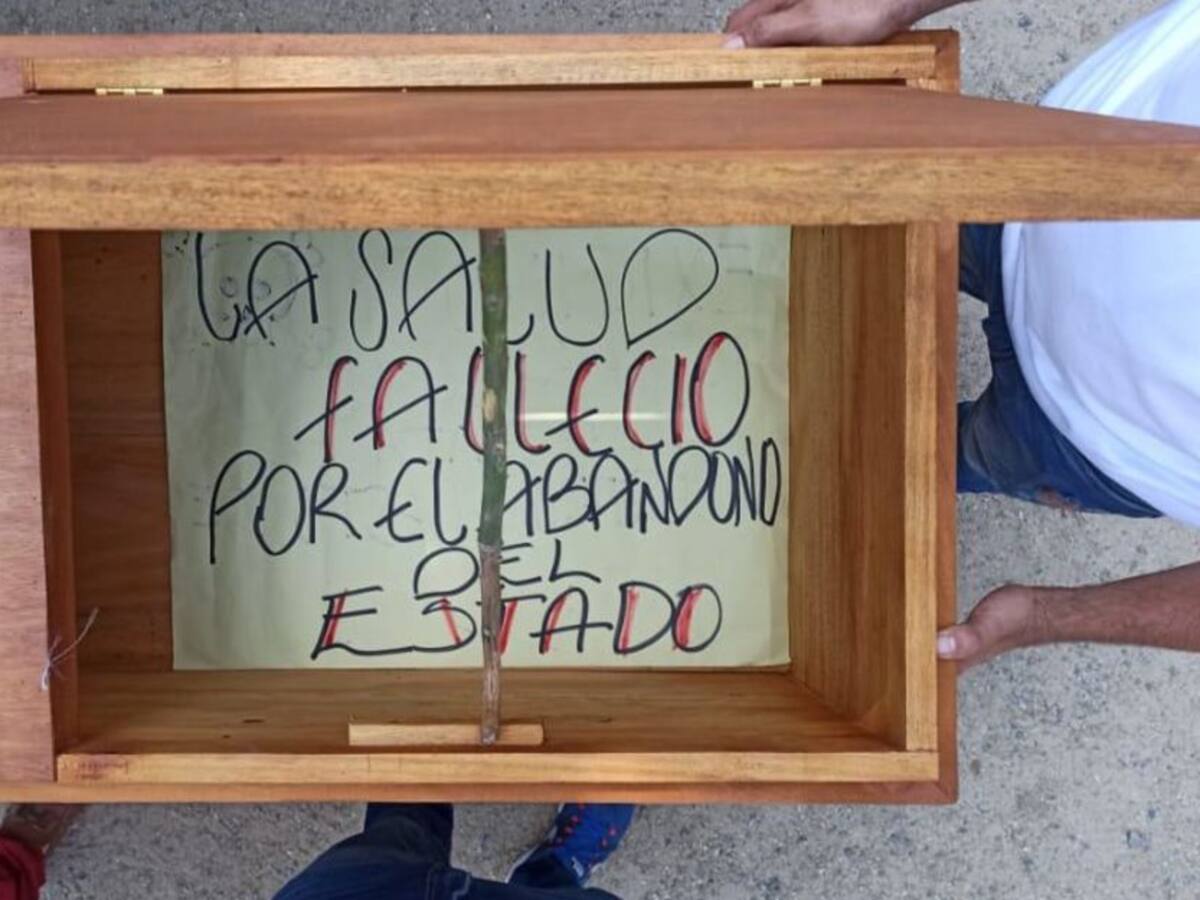 Con un ataúd, líderes sociales protestan por falta de garantías en la salud