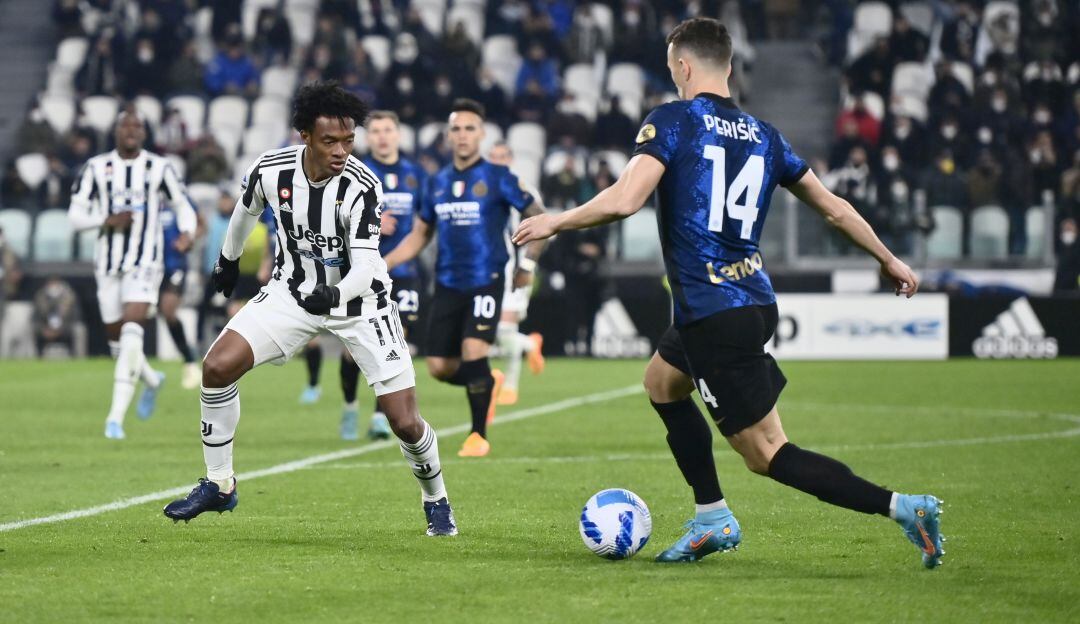 Juan Guillermo Cuadrado enfrentando a Ivan Perisic